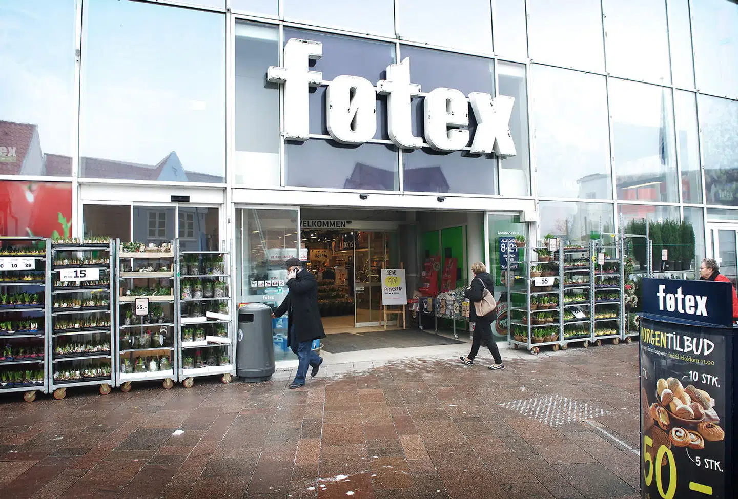 I 2015 blev et skilt skrevet på arabisk i Føtex i Sønderborg genstand for stor debat. Et knæfald for Islam, sagde Dansk Folkeparti, mens Føtex selv forklarede, at man forsøgte at være inkluderende over for byens asylcenterbeboere.