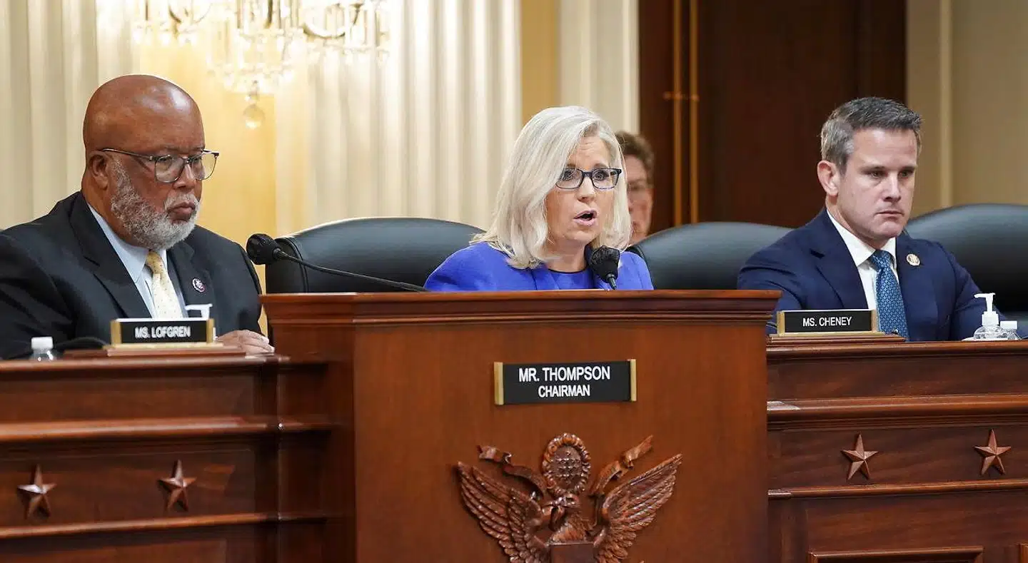 Liz Cheney var høringens omdrejningspunkt. Men snart kan hendes politiske karriere være slut. Kongresmedlemmet fra Wyoming bliver til midtvejsvalget udfordret af en republikansk modkandidat, der har Donald Trumps opbakning.