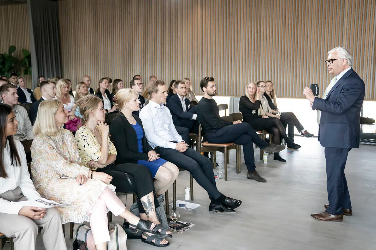 Erhvervsredaktør Thomas Bernth bød talenterne velkommen og fortalte, at de faktisk nok nærmere var stjerner end talenter.