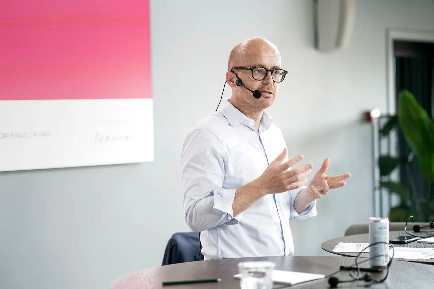 Martin Præstegaard taler til Talent 100-holdet fra 2022 under et arrangement på Berlingske.