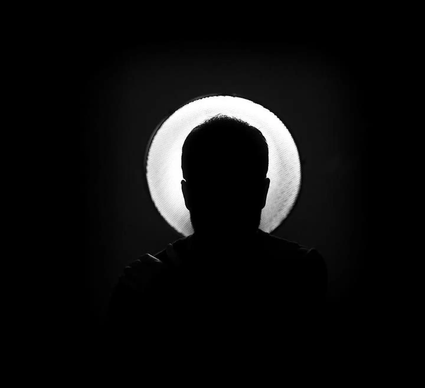 »Ifølge forperson Peter Adolfsen er formålet at nedbryde uerkendte bias om køn, hudfarve, socioøkonomisk baggrund og seksualitet. Spørgsmålet er dog, om anonyme ansøgninger er godt nyt for dansk skønlitteratur?«