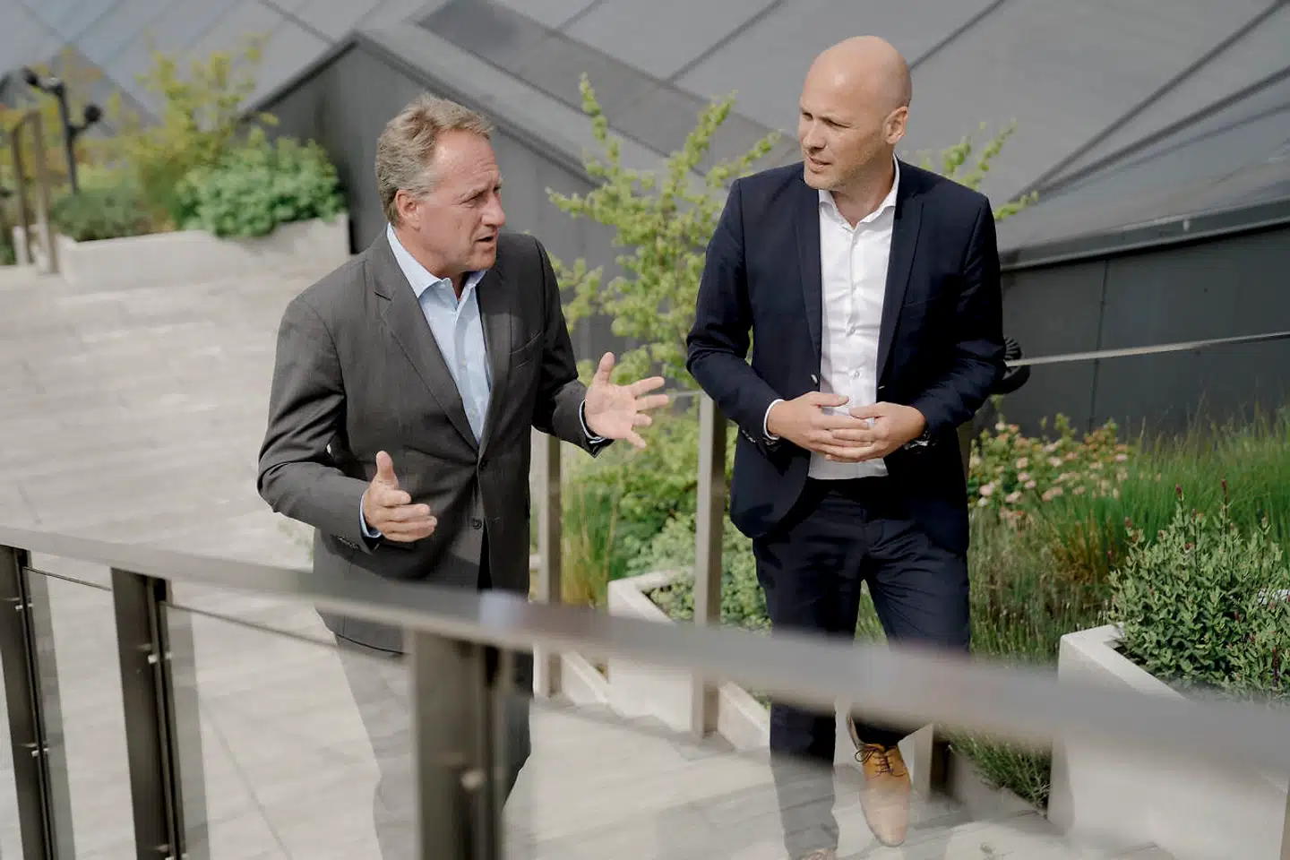 Et utraditionelt samarbejde skal nu forsøge at »dreje et af de helt store hjul i det danske sundhedsvæsen«. Formand for Danske Regioner, socialdemokraten Anders Kühnau, og administrerende direktør for Dansk Industri, Lars Sandahl Sørensen (th.), foreslår en ny offentlig-privat milliardfond, som skal være med til at løse en af de største udfordringer i det danske velfærdssamfund.