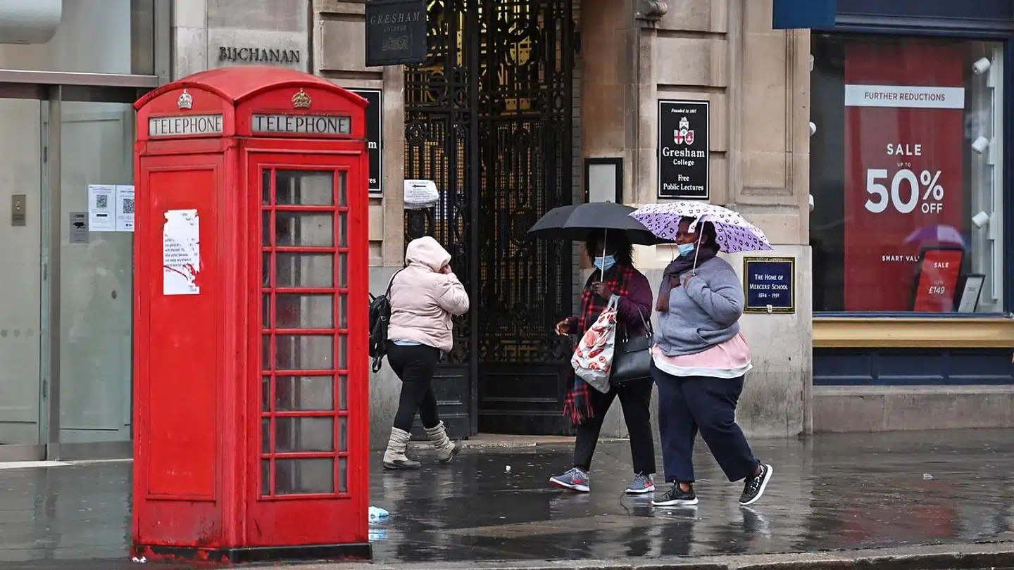 Der står stadig mange telefonbokse rundt omkring i Storbritannien, og mange af dem har en samfundsvigtig funktion, så de skal blive stående, siger myndighederne nu.