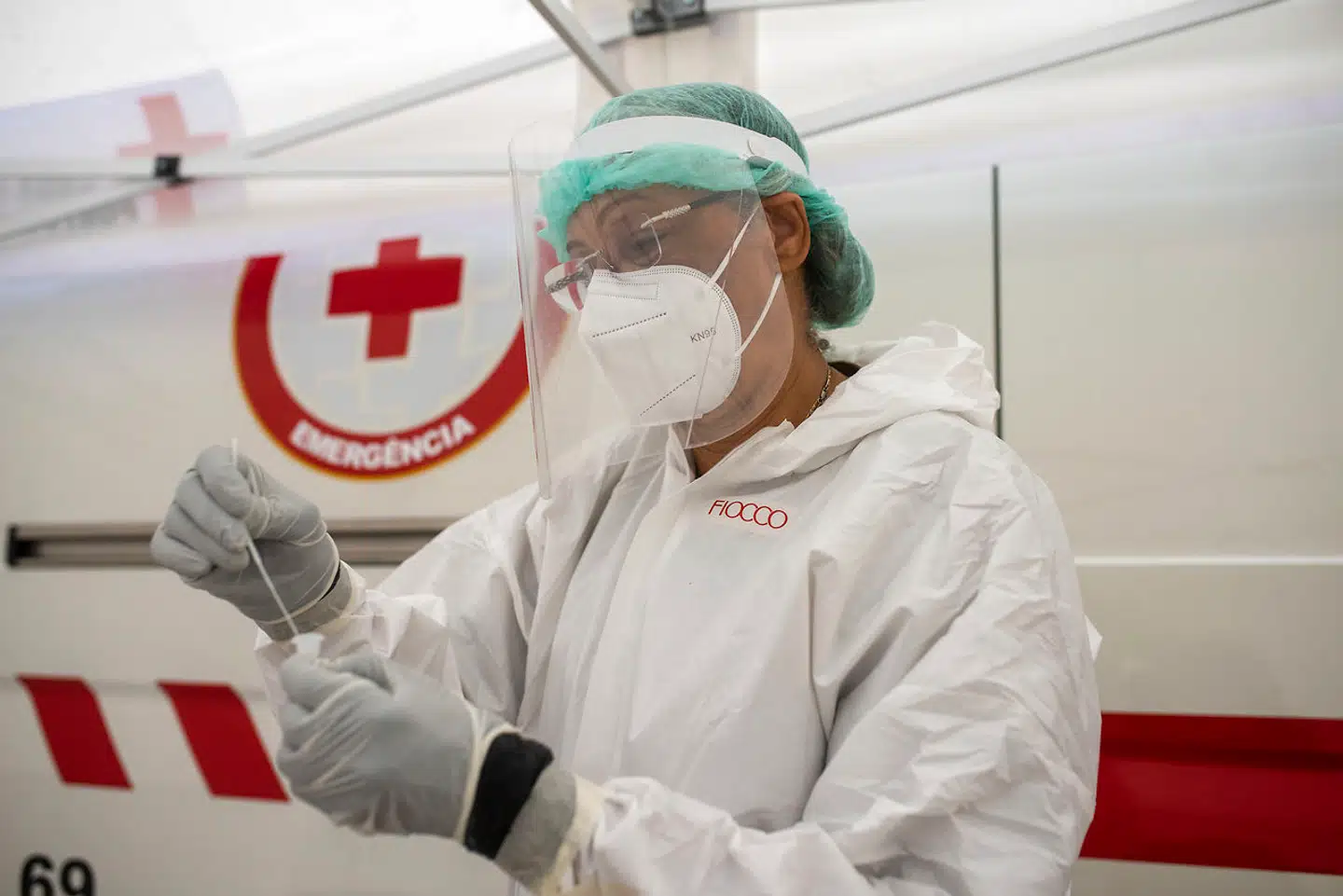 Epidemiologernes og virologernes øjne er i disse dage rettet mod Portugal, der rider på den næststørste coronabølge under hele pandemien. Landets smitte har været drevet af en ny undervariant, der nu også er i kraftig vækst herhjemme. Coronatestcenter i Lissabon.