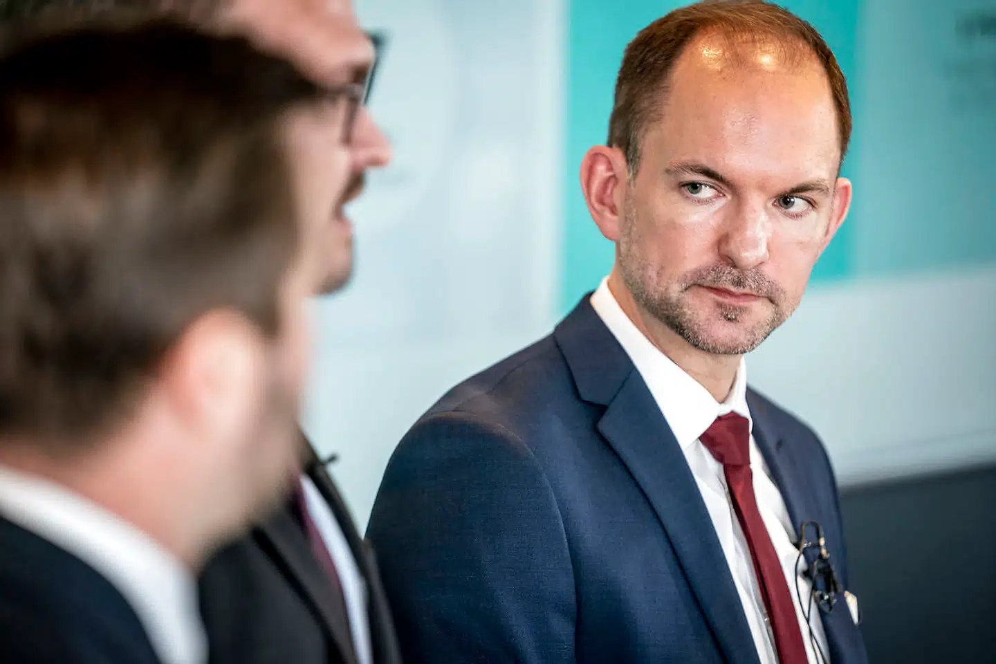 Dagbladet Information beskriver i dag, hvordan Danmark er gået glip af flere milliarder kroner, fordi man ikke har indkrævet udbytteskat fra statslige fonde fra udlandet. Skatteminister Jeppe Bruus (S) vil nu have undersøgt, hvordan reglerne kan ændres.