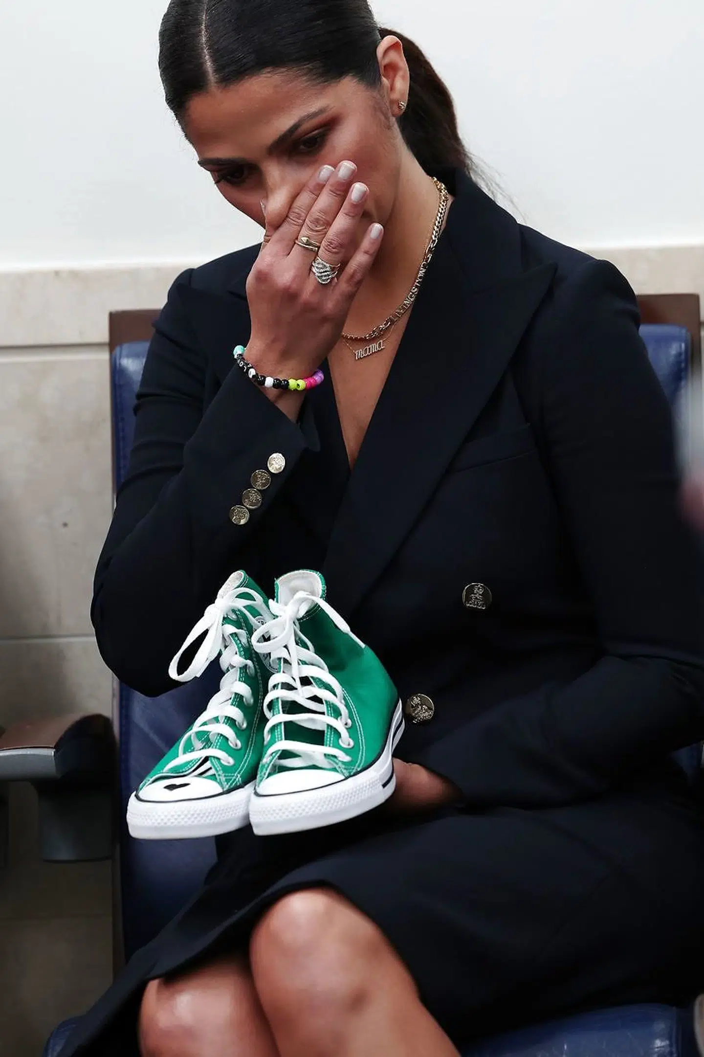 Camila Alves McConaughey, Matthew McConaugheys kone, med de grønne Converse-sko, som skuespilleren omtaler i sin tale. De tilhørte en pige, der brugte dem hver dag, og de endte med at være det eneste bevis, der kunne identificere hende, efter at hun var blevet skudt og dræbt under skoleskyderiet i Uvalde i Texas.