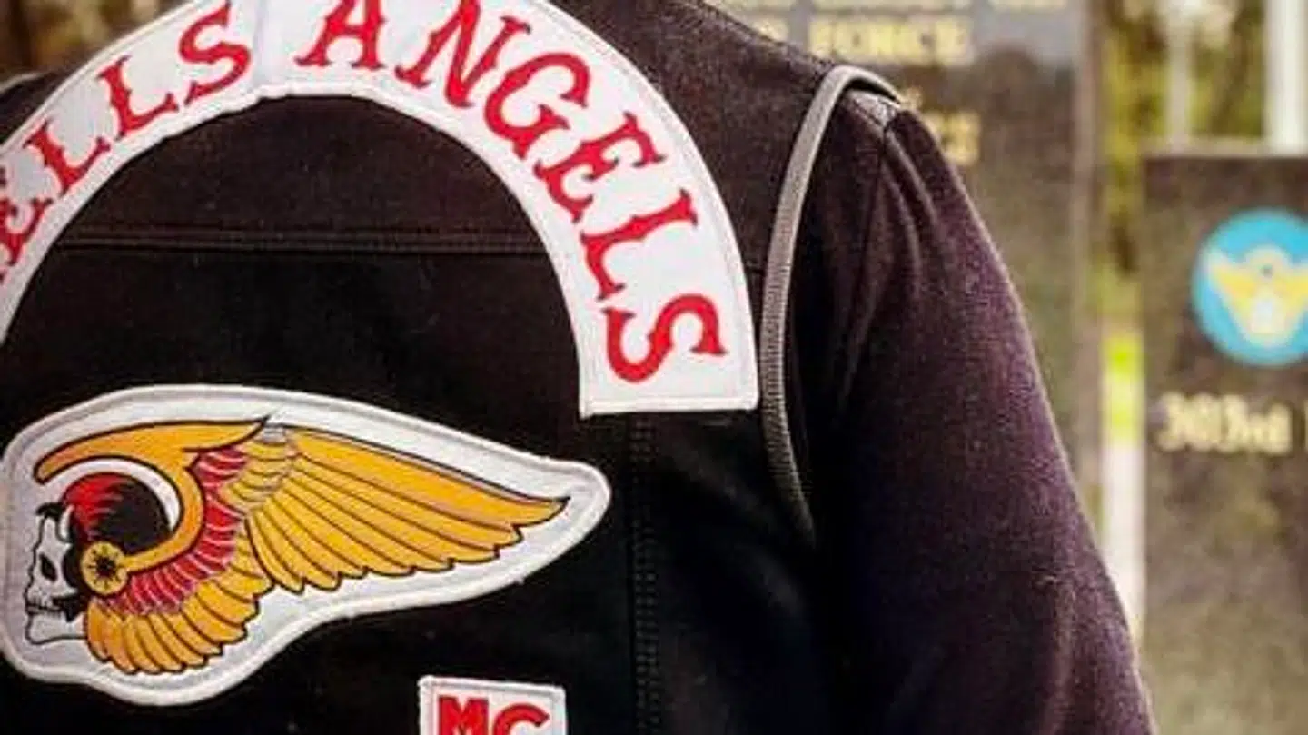 Fire mænd med tilknytning til Hells Angels er tiltalt i sagen om overfaldet på den 31-årige bandefigur.