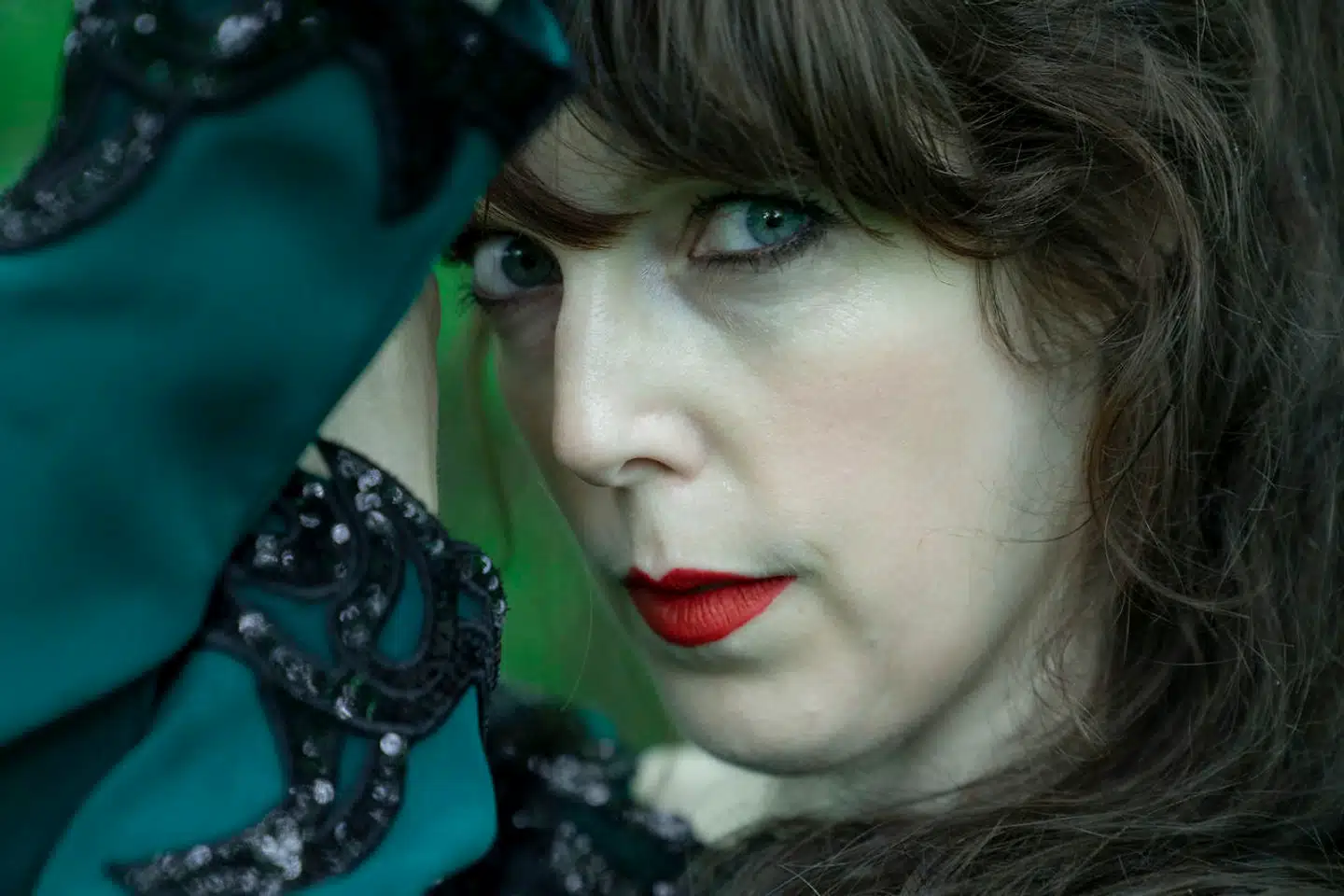 »Bogen er skrevet med min krop, mens den krop var udsat for de her ting, og det tror jeg også er noget af nerven i bogen – at den er så tæt på,« fortæller Tine Høeg om sin nye bog, »SULT«, der udkommer 10. juni.