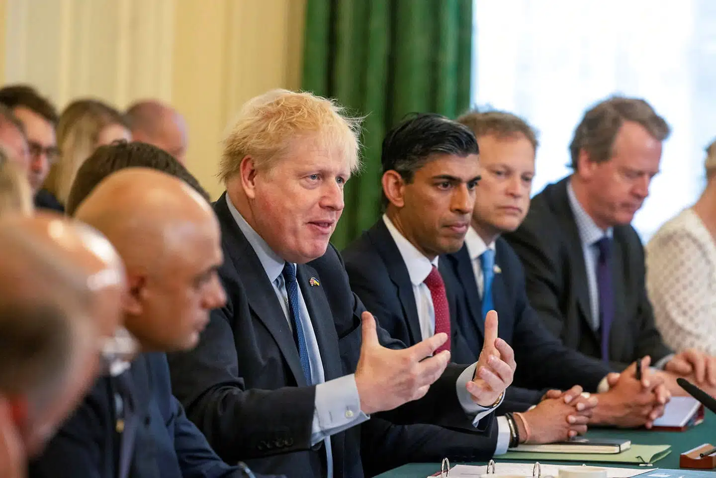 Premierminister Boris Johnson holdt tirsdag møde med sit regeringskabinet, hvor han sagde, at efter tillidsafstemningen mod ham, er tiden inde til at komme videre.