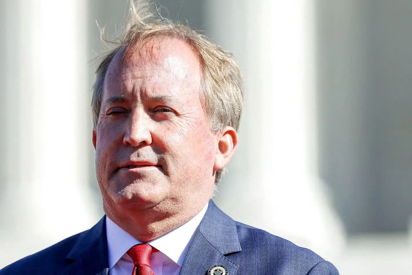 Den republikanske justitsminister i Texas, Ken Paxton, der bakkes op af Donald Trump, har tidligere været i karambolage med Twitter. For en måned siden vandt han en sag ved en appeldomstol mod Twitter, der gør det muligt at forbyde Twitter at regulere brugernes aktiviteter på baggrund af deres standpunkter.