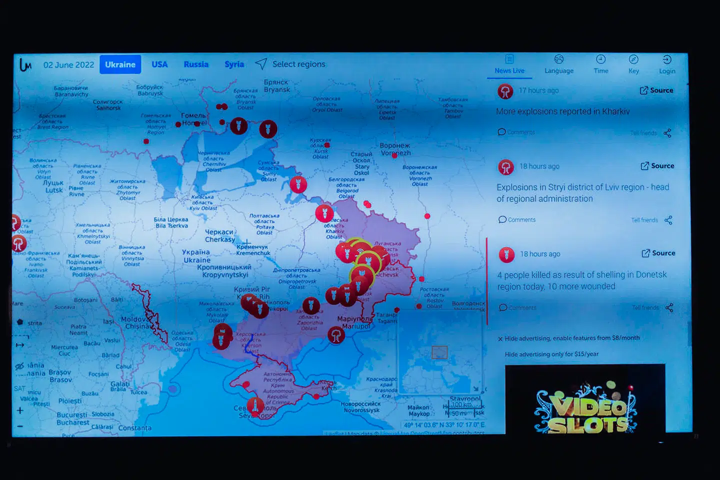 Guardians operationsrum i Kolding har flere skærme, der viser fronterne i Ukraine.