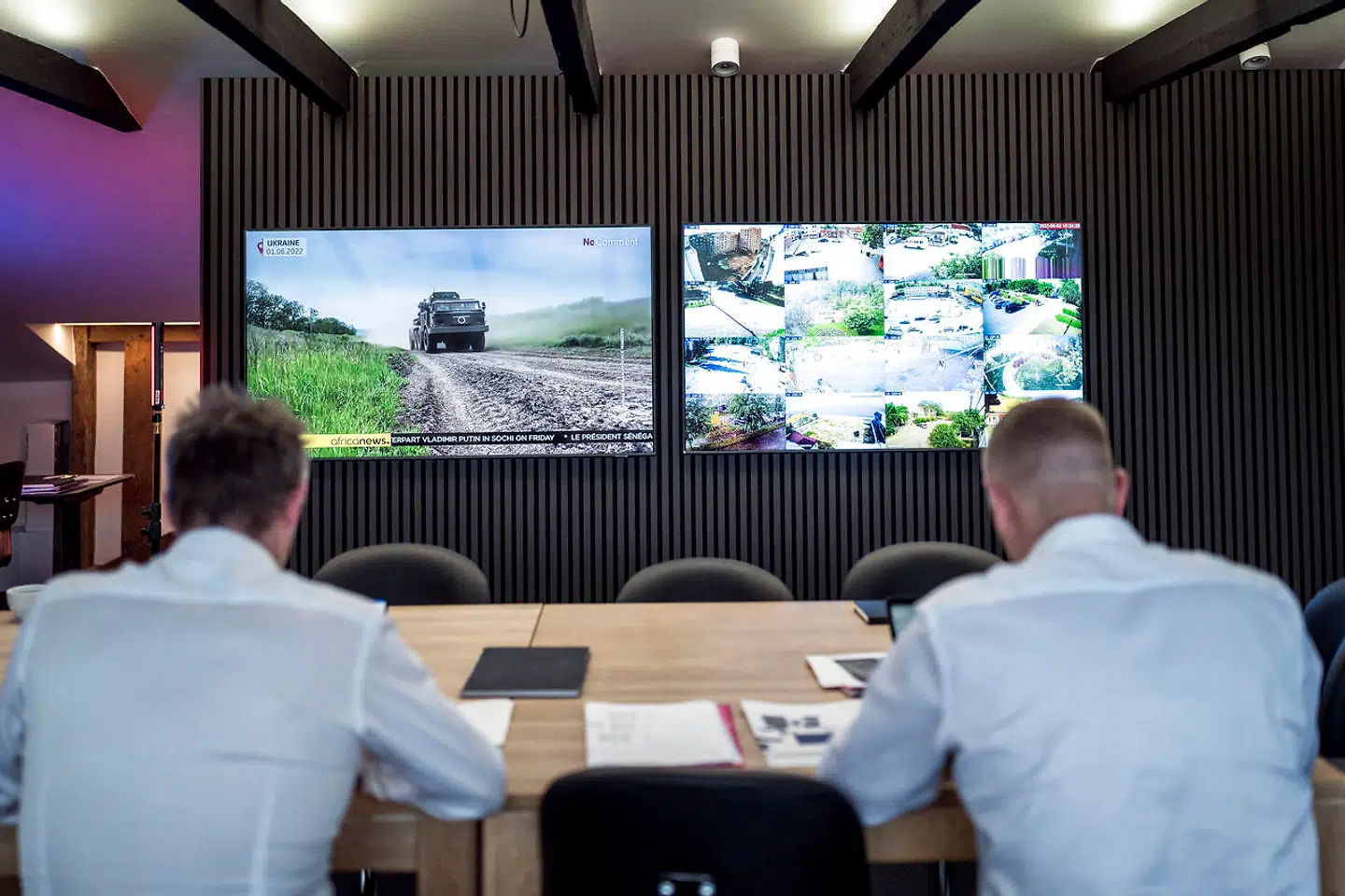 To ansatte fra sikkerhedsfirmaet Guardians SCM følger situationen i Ukraine.