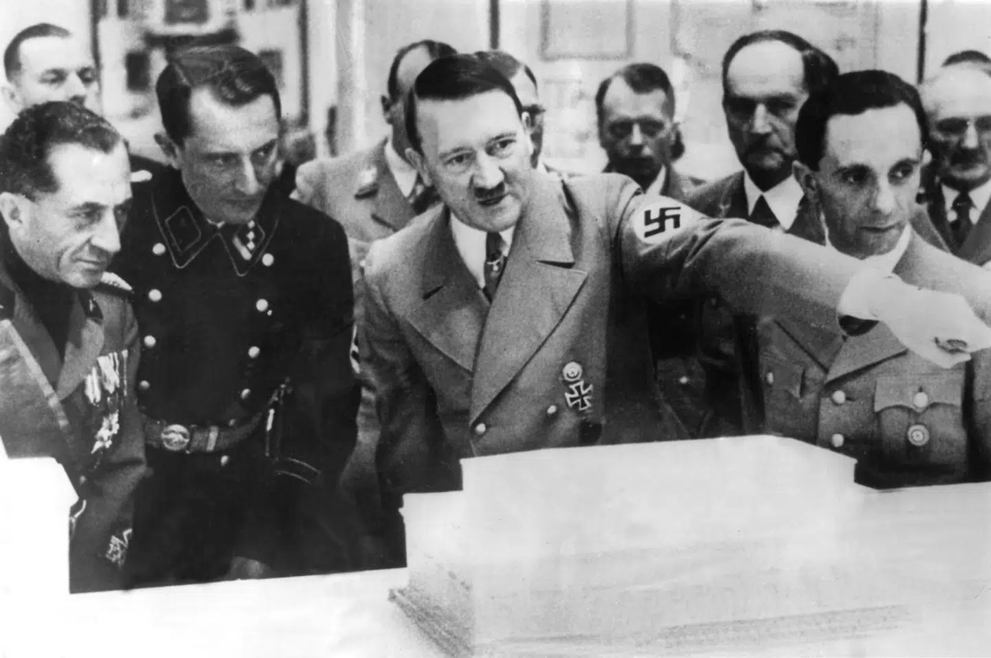 Joseph Goebbels (th.) havde som propagandaminister kontrol over alle medier, teater, litteratur, film og reklamer frem til krigens afslutning.