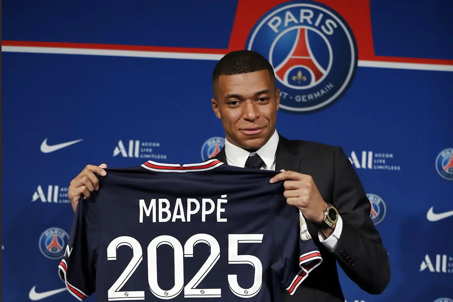 Kylian Mbappé har for nylig forlænget sin kontrakt med Paris Saint-Germain F.C. indtil 2025. Det skulle have indbragt ham omkring en milliard danske kroner i bonus og en dagsløn på en million kroner – efter skat.