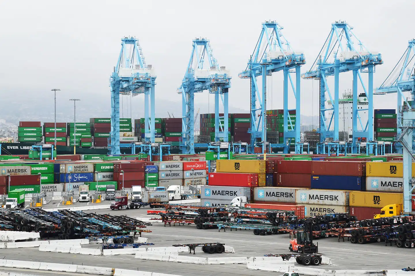 Mærsks Pier 400-terminal i Los Angeles er fyldt op til randen. Derfor har selskabet set sig nødsaget til at finde arealer uden for havnen, hvor de nu kan begynde at sætte nogle af de tusinder af containere, som vælter ind.