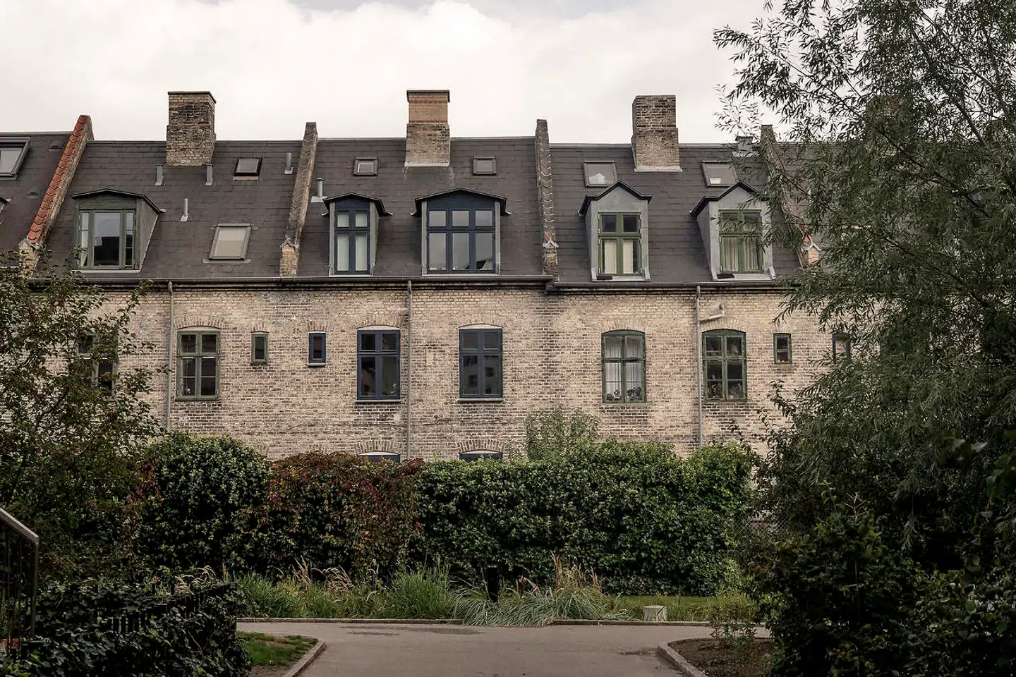 Der sker en fortætning i landets storbyer, da mange gerne vil bo så tæt på centrum som muligt. Og da mange af dem tilmed er enlige, er der stor konkurrence om ledige boliger.