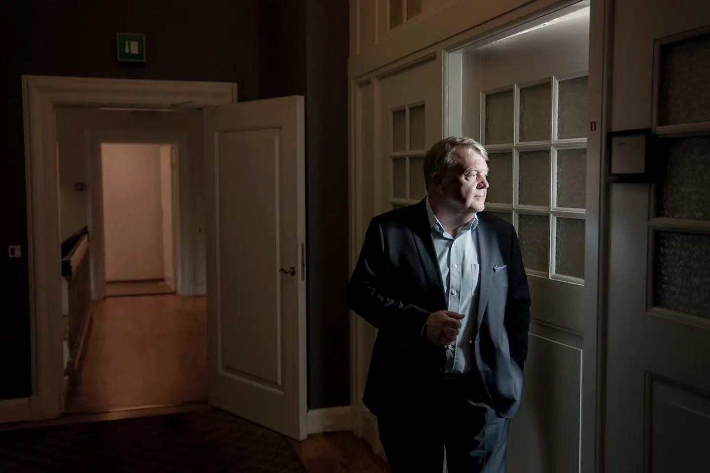 Med Moderaterne lægger tidligere statsminister Lars Løkke Rasmussen op til omfattende forandringer af såvel det danske samfund som af det parlamentariske spil på Christiansborg. Løkke insisterer på en fremtidig regering med opbakning henover midten i dansk politik.