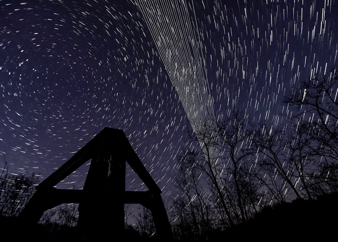 Det lodrette bånd af lysende streger er en sværm af Starlink-satellitter. Resten er stjerner. Langtidseksponering af »stjernehimlen« over Ungarn 20. april 2020.