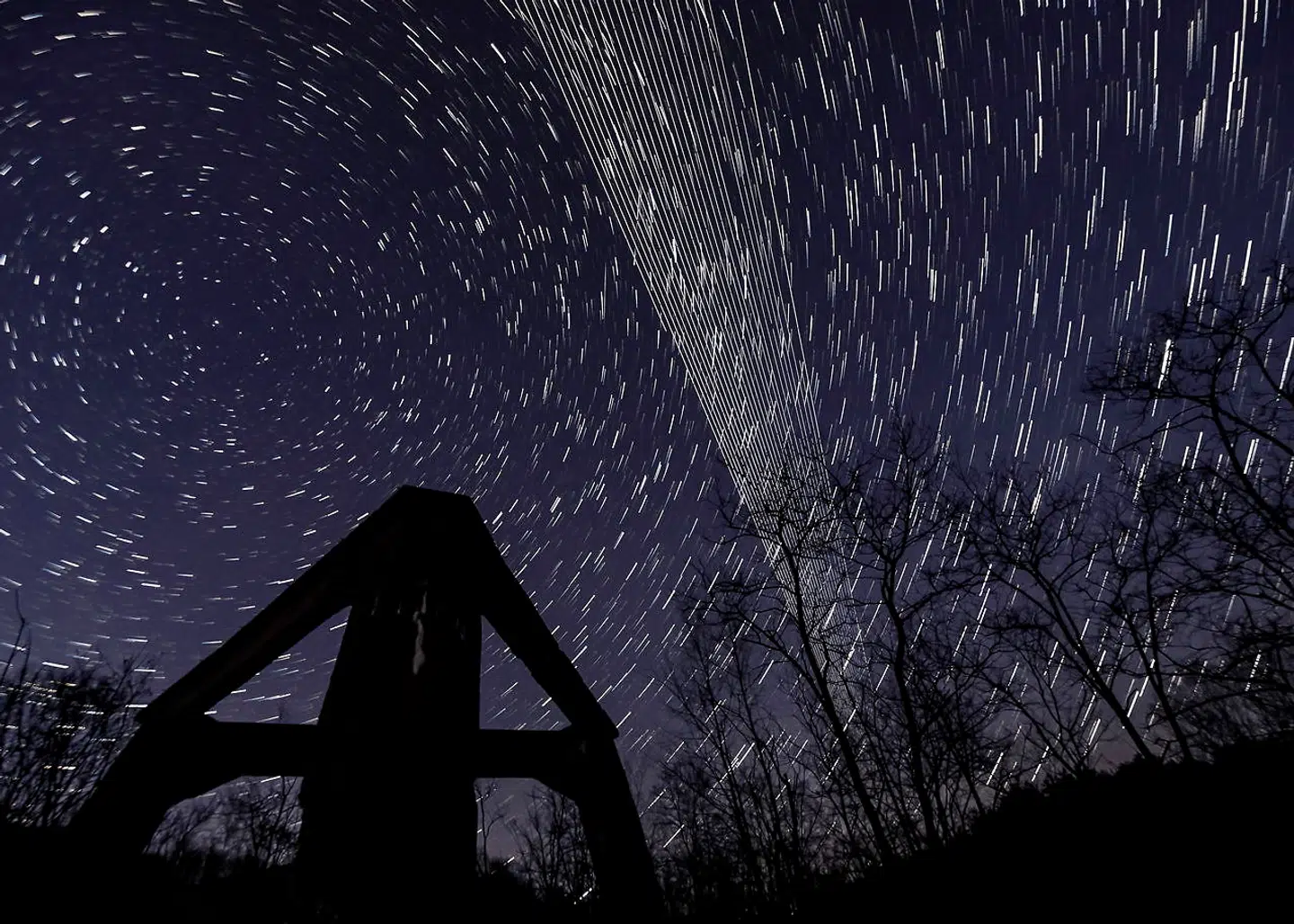 Det lodrette bånd af lysende streger er en sværm af Starlink-satellitter. Resten er stjerner. Langtidseksponering af »stjernehimlen« over Ungarn 20. april 2020.