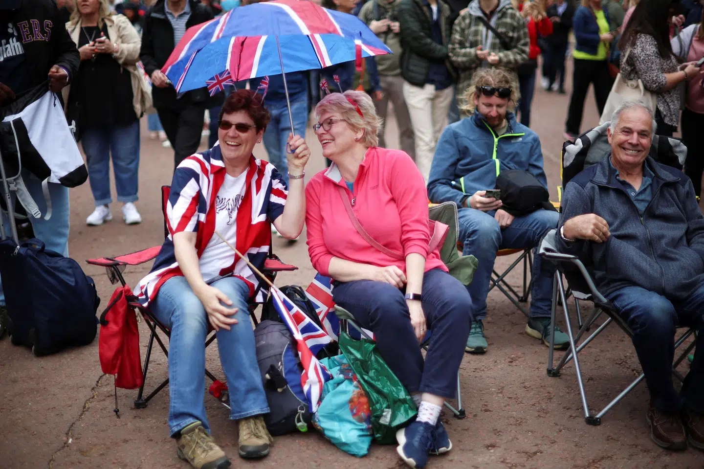 Festglade briter er allerede begyndt at samle sig forud for stor koncertfejring i anledningen af den britiske Dronning Elizabeths 70 års jubilæum. Det er ifølge britiske medier endnu uklart, om hovedpersonen selv deltager. Phil Noble/Reuters