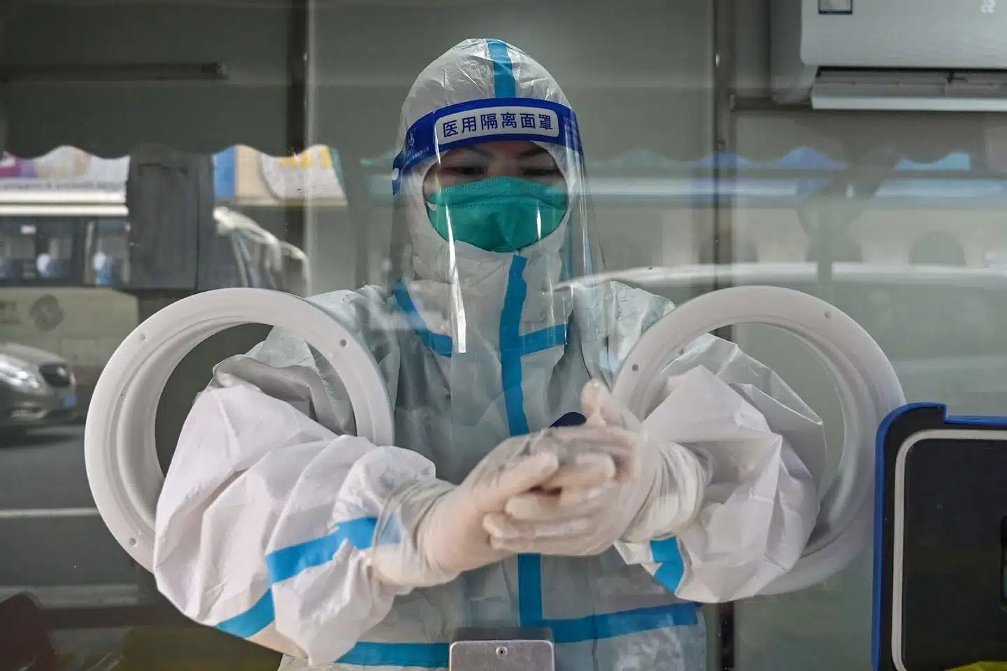 Videnskabelige teorier er resultatet af grundlæggende enighed, som er opstået efter spørgsmål, undren og uenighed, skriver Camilla Gregersen. Billedet viser virusbekæmpelse i Kina.