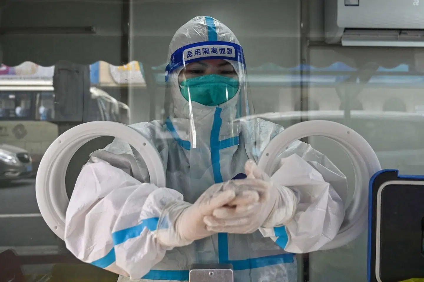 Videnskabelige teorier er resultatet af grundlæggende enighed, som er opstået efter spørgsmål, undren og uenighed, skriver Camilla Gregersen. Billedet viser virusbekæmpelse i Kina.