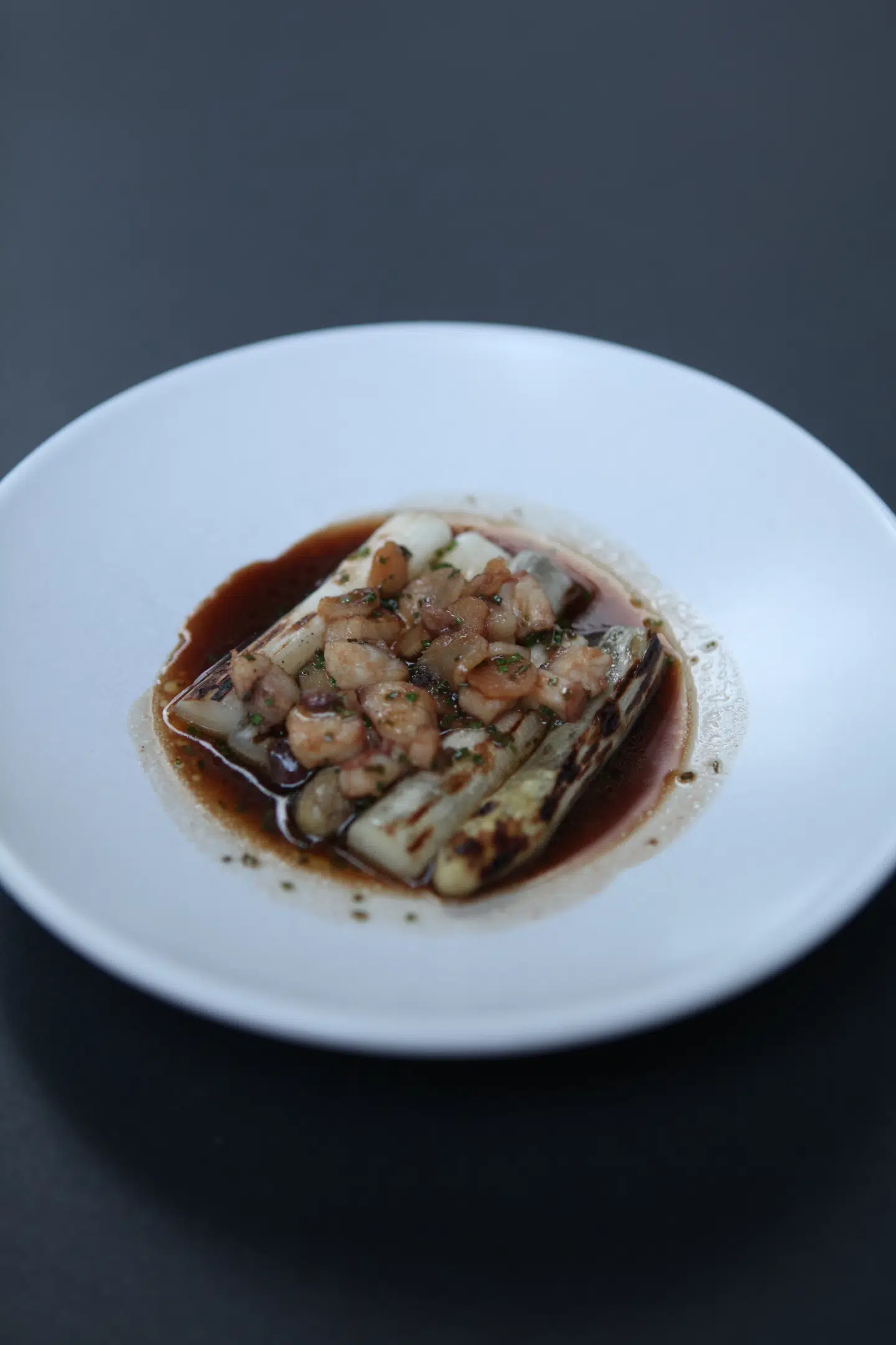 Hvide asparges med marv og røget ål på restaurant Barra. Foto: Søren Frank