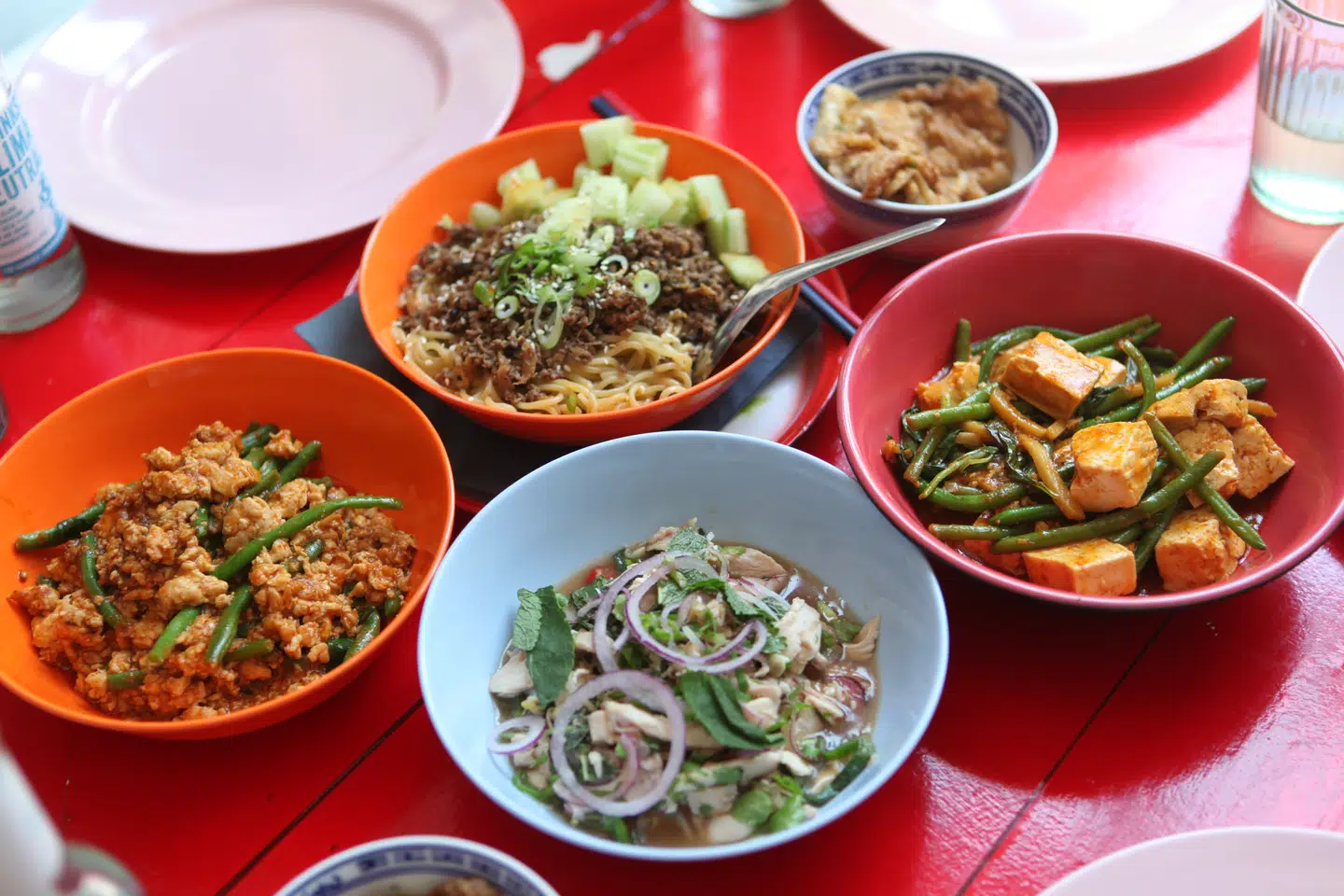 Forskellige thai- og kinesiske retter på Panda Noodle.