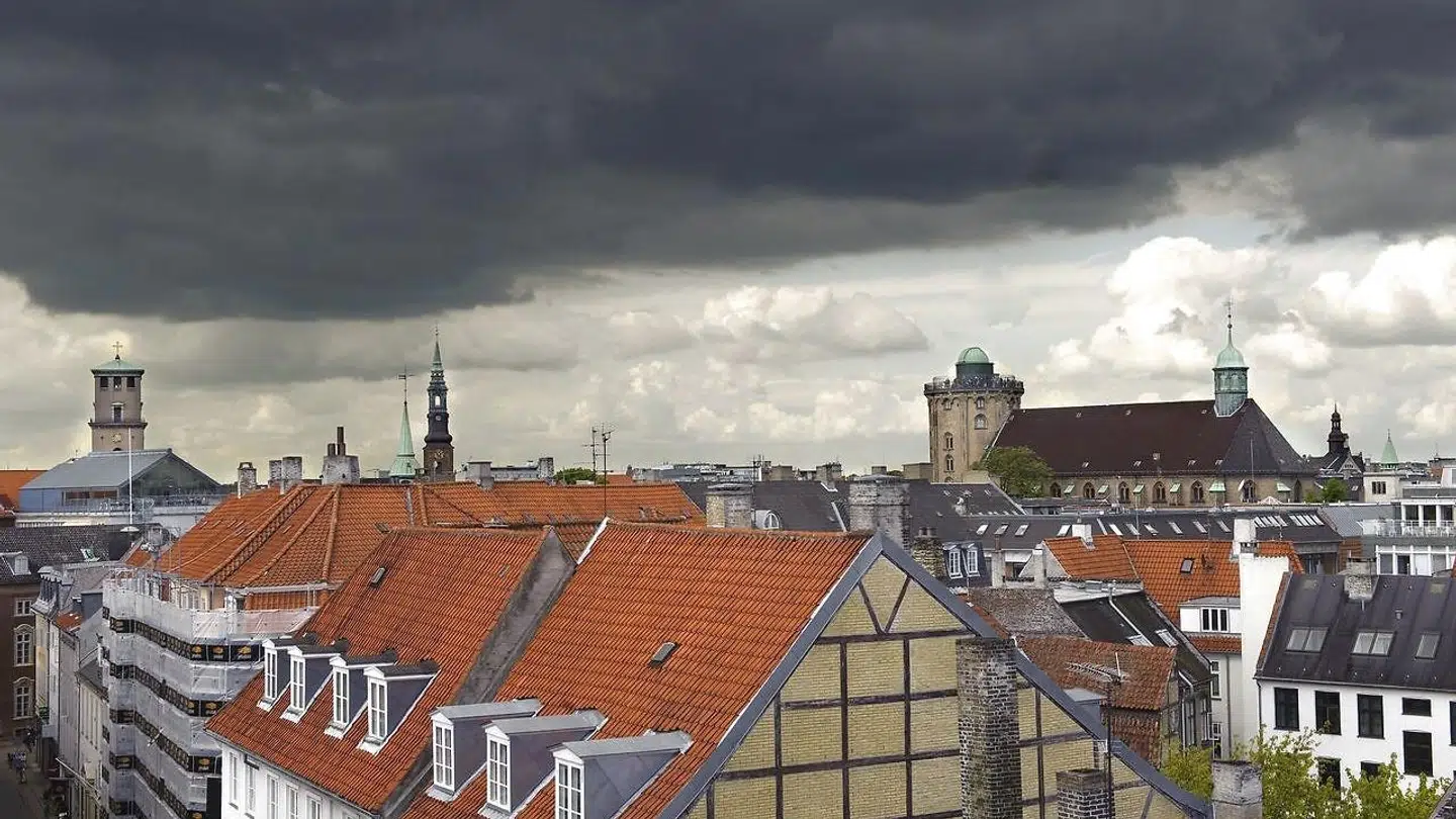 Sorte skyer trækker sammen over boligmarkedet, og et af de første tegn på dette var i den forløbne uge en kraftig stigning i antallet af huse og lejligheder udbudt til salg.