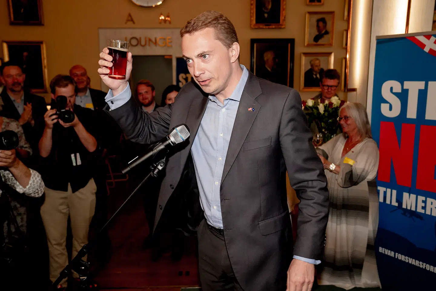 Selvom DF-formand Morten Messerschmidt ufortrødent har kæmpet for at sikre et nej, så endte kampen med et historisk stort nederlag – og en jordskredssejr til jasiden.