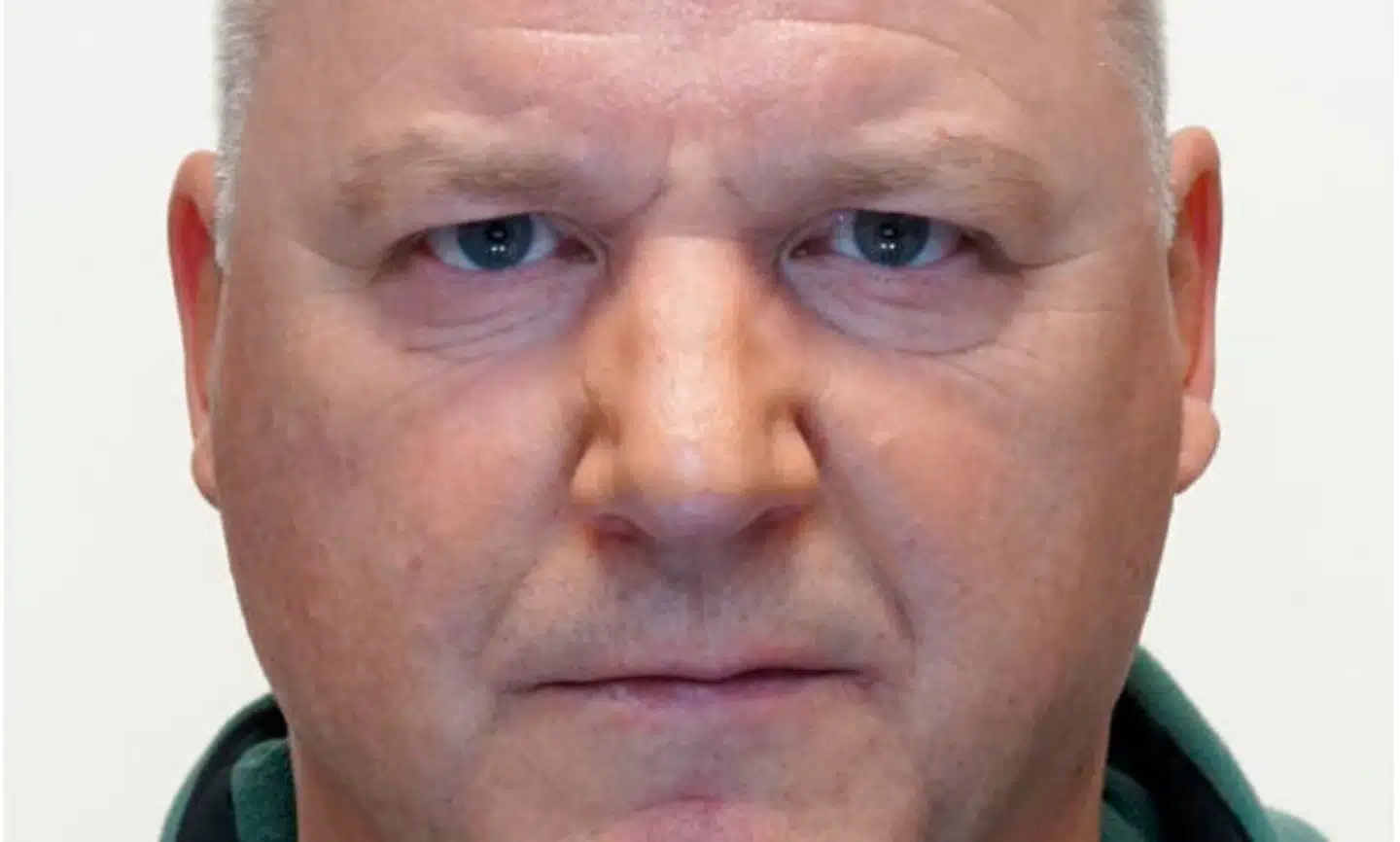 Det er langtfra første gang, at Norges farligste mand gennemfører en flugt fra et fængsel. Ifølge norske VG er han undsluppet fra varetægt mindst tre gange før. En af gangene dræbte han en fængselsbetjent under flugten.