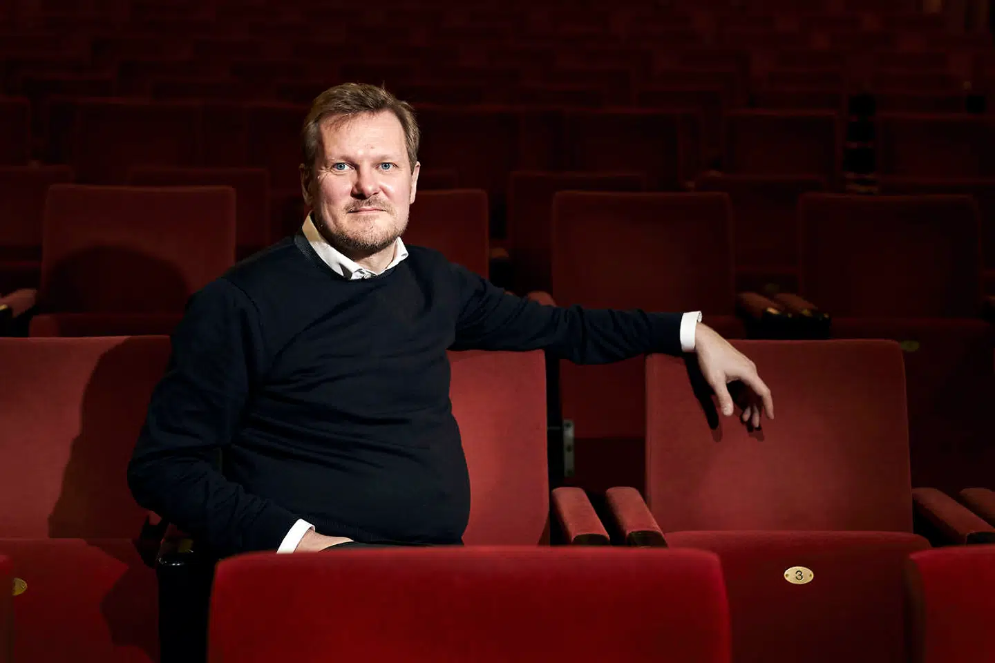 Det Kongelige Teaters øverste chef, Kasper Holten, er ikke meget for at blive blandet ind i diskussionen om kontroversielle kunstneriske beslutninger på nationalscenen.