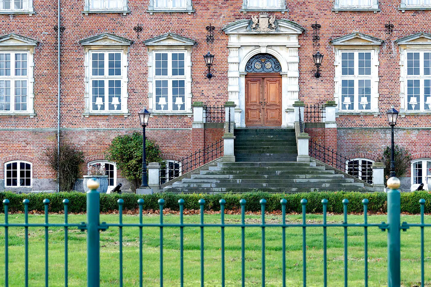 Valdemars Slot har været i familiens eje i 345 år, men igennem flere år har slottet været tynget af gæld. Nu vil Louise Iuel Albinus og hendes mand forsøge at råde bod på de røde tal.