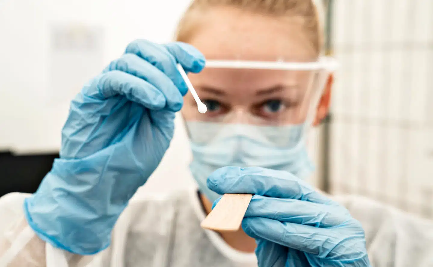 Udtalt træthed og koncentrationsbesvær er blandt de mest udtalte senfølger efter en coronainfektion, og især kvinder er ramt. Nu viser det sig, at også mennesker, der blev smittet med den typisk mildere omikronvariant, risikerer senfølger.