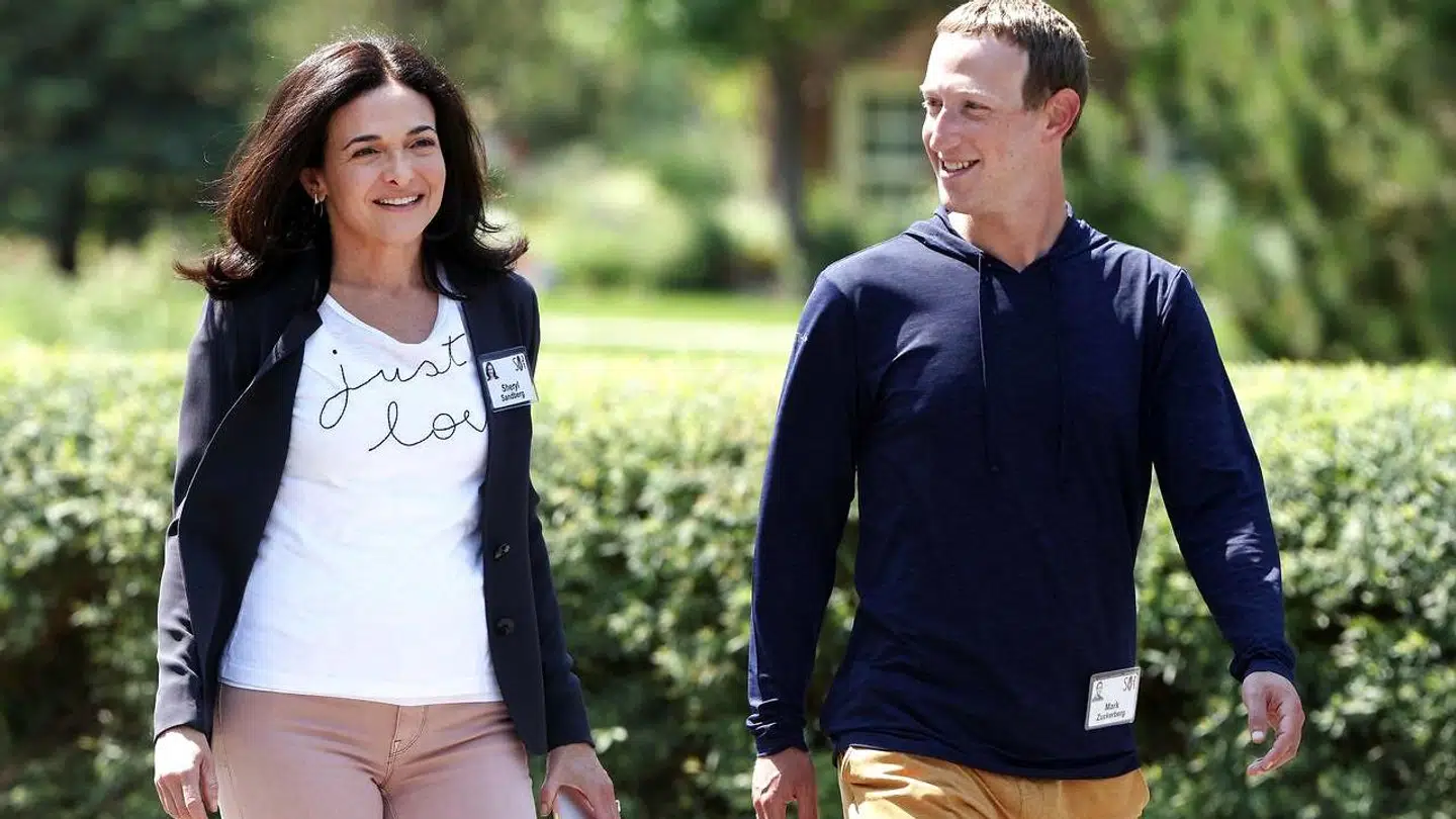 Sheryl Sandberg har siden 2008 været næstkommanderende i Facebook og dermed topchef Mark Zuckerbergs højre hånd. Nu siger hun stop og forlader selskabet. Her ses de to sammen i sommeren 2021.