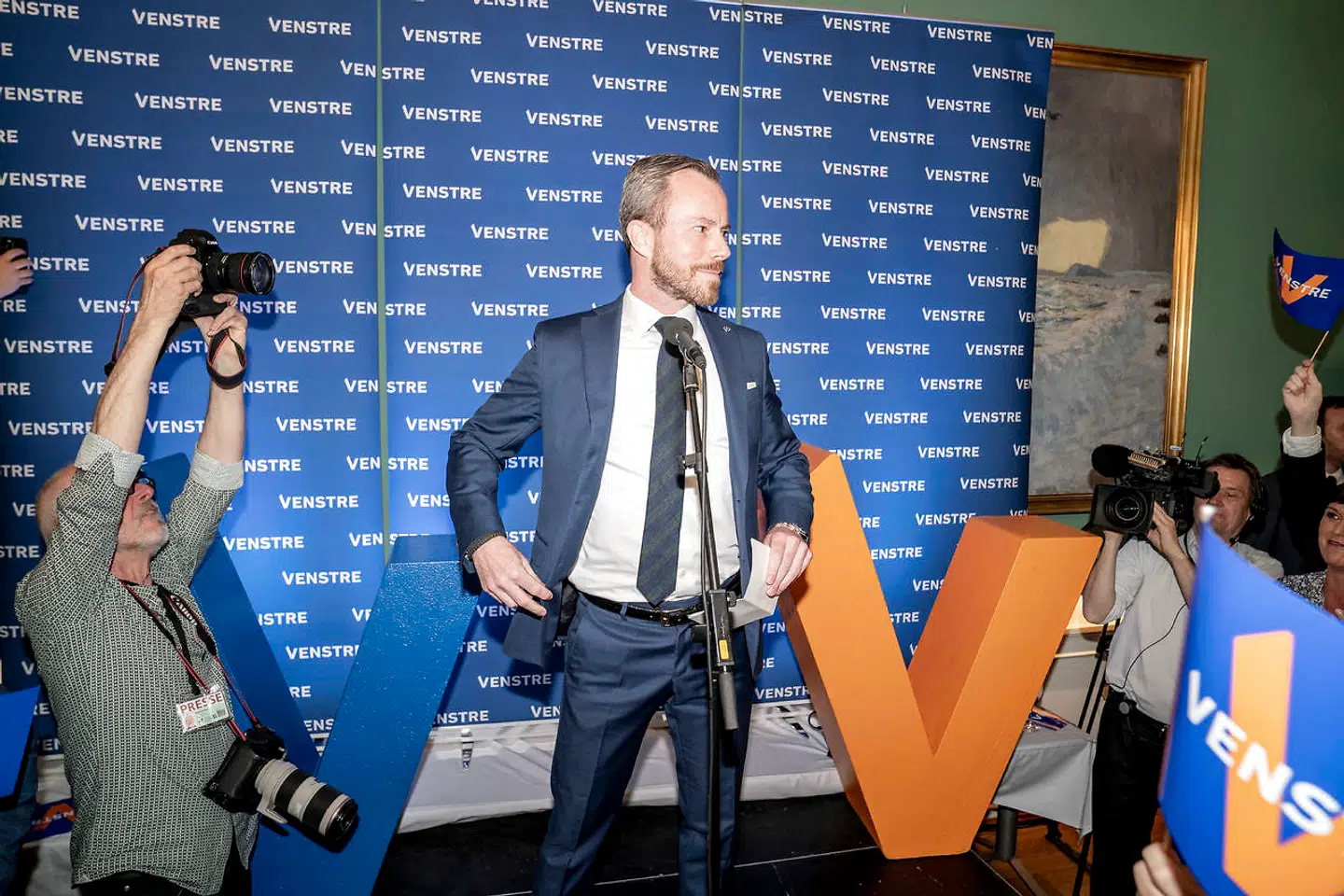 Jakob Ellemann går på talerstolen, da resultatet ligger klar.