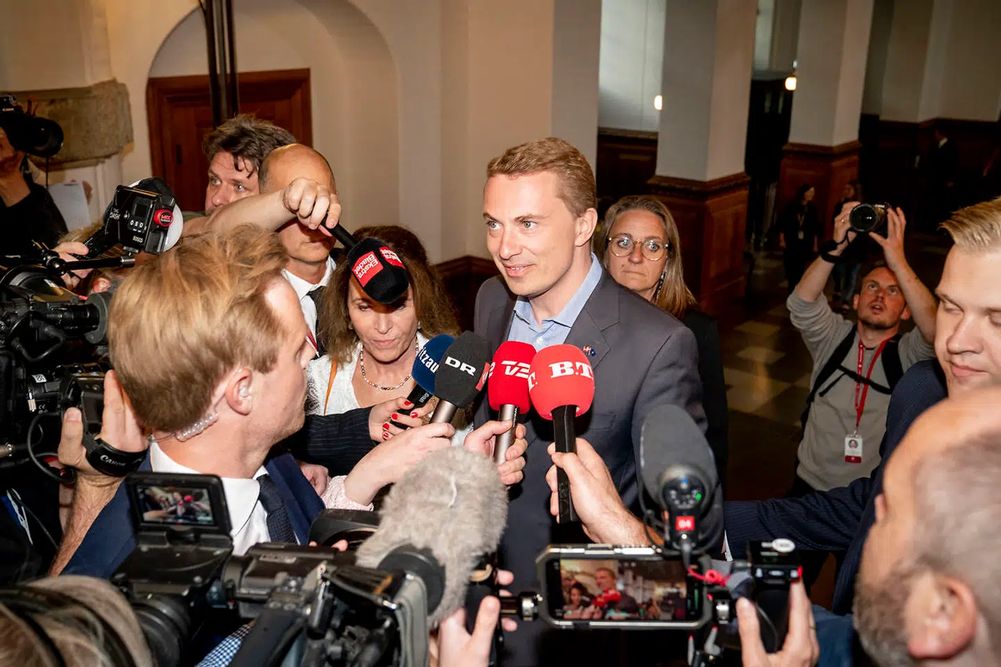 Morten Messerschmidt ankommer til Christiansborg på valgaftenen.