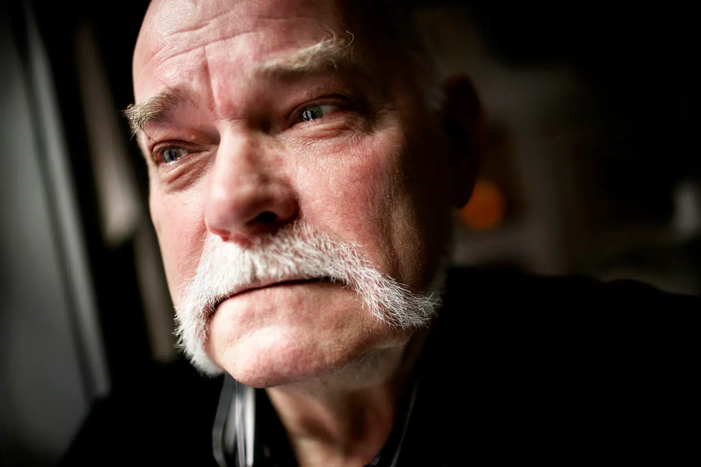 Balletekspert Erik Aschengreen mener, at Det Kongelige Teater begår en fejl, når de vælger at fjerne »Othello« fra programmet. »Jeg synes, at kunsten skal udfordre os, og hvis vi tager det væk, så bliver den tam og tandløs,« siger han.