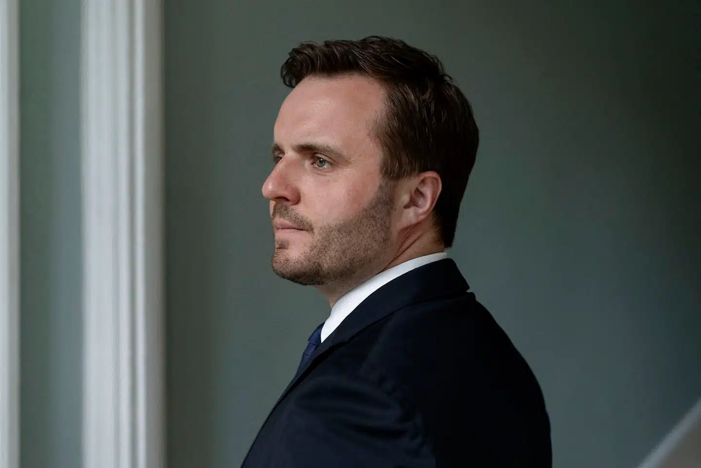 Erhvervsminister Simon Kollerup (S) har båret sig yderst kluntet ad i sin kamp mod techgiganterne.