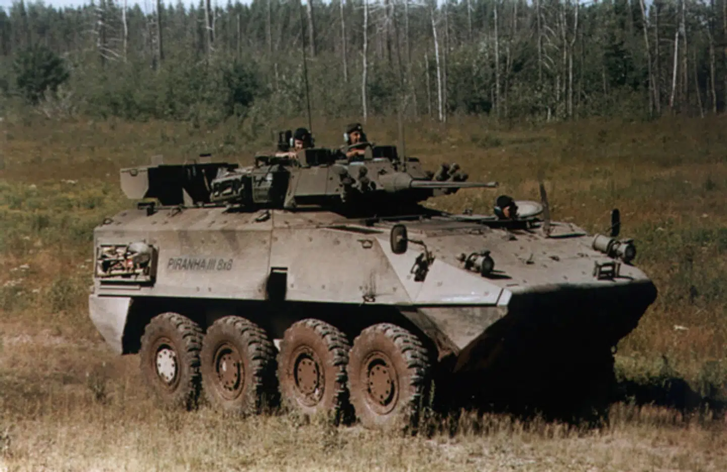 De 20 danske pansrede mandskabsvogn Piranha III er blevet stoppet af Schweitz på deres vej til Ukraine (arkivfoto).