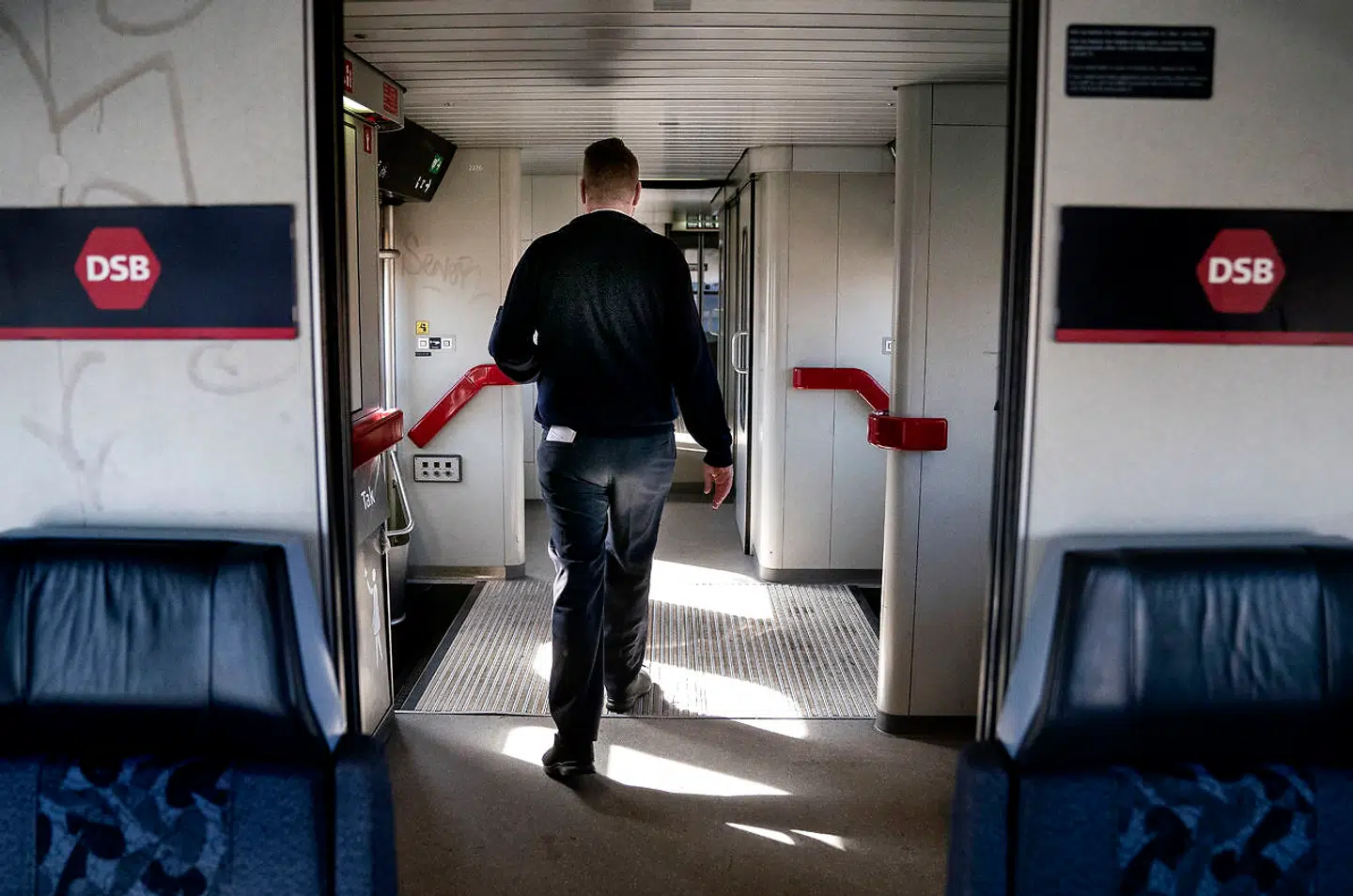 »Der er heller ingen vand eller kaffe, fordi toget er et regionaltog, og jeg havde ikke selv taget noget med. Det oplyses ikke, at man ikke kan få vand i regionaltoget. Der var heller ingen togfører. De regner nok med, at vi har billetter,« skriver Hans Hauge.