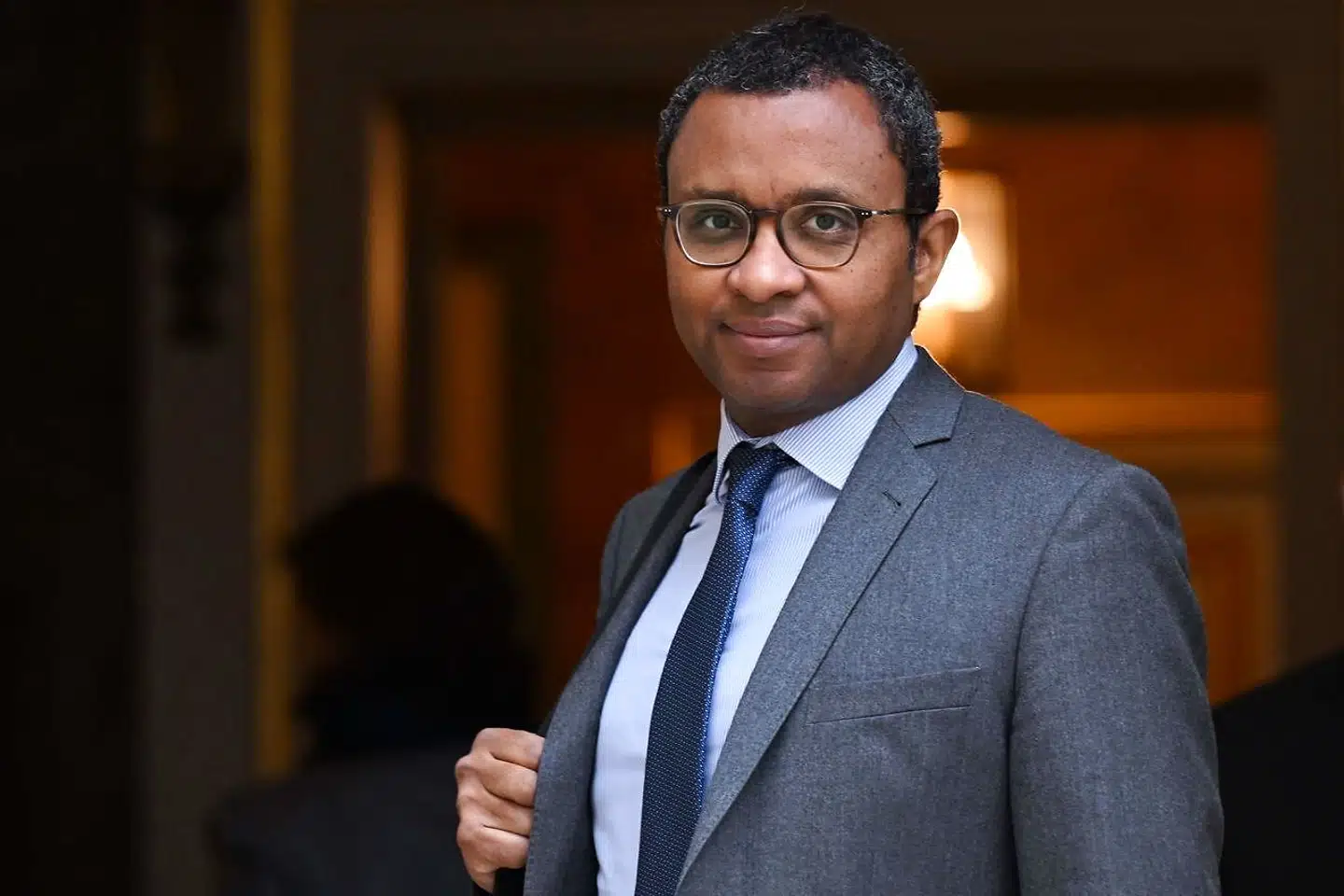 Frankrigs undervisningsminister Pap Ndiaye ankommer til et møde afholdt af Frankrigs præsident Macron. Pap Ndiaye har ufrivilligt fået hovedrollen i en fransk debat om identitetspolitik.