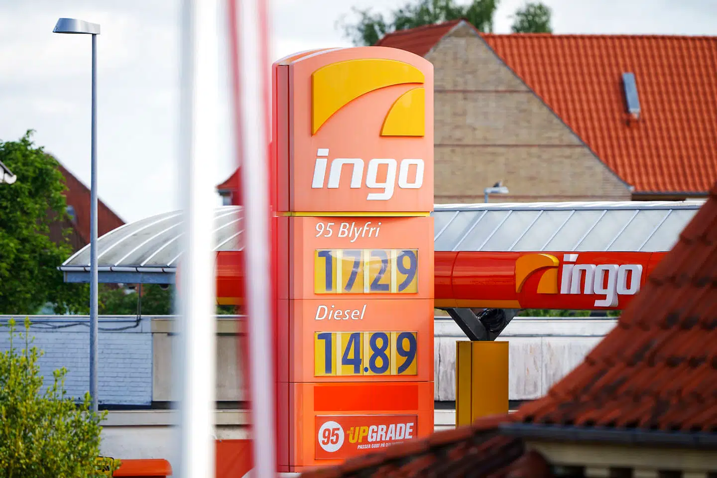 Benzinpriserne er banket i vejret, og efter EUs vedtagelse af et delvist stop for russisk olie bliver det endnu dyrere at fylde tanken.