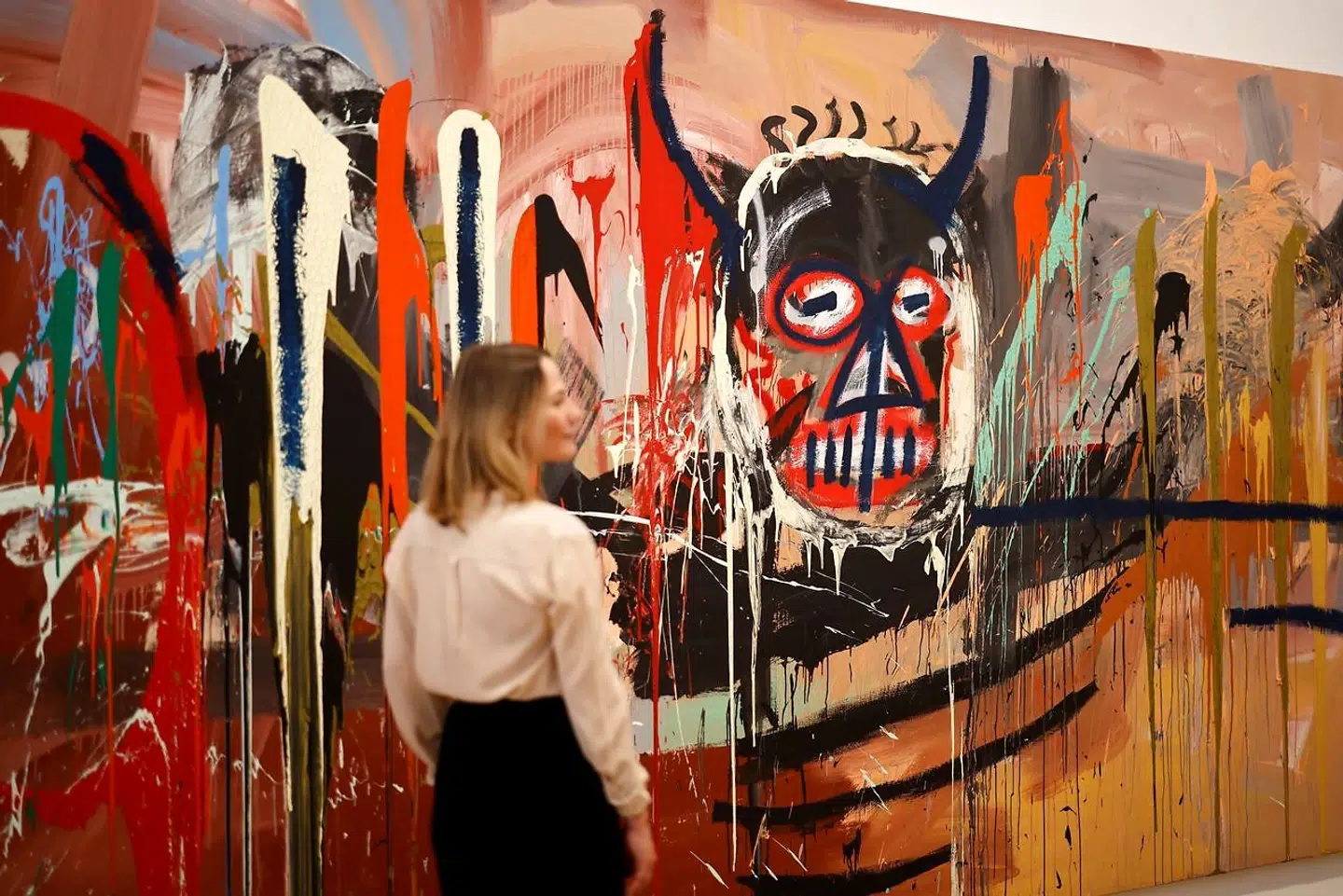 Teksten på et stykke pap og et gammelt digt er nogle af elementerne i en historie om 25 værker af den afdøde maler Jean-Michel Basquiat, som måske ikke er ægte. Her ses et af kunstnerens andre værker forud for et salg på et aktionshus i London tidligere i år.