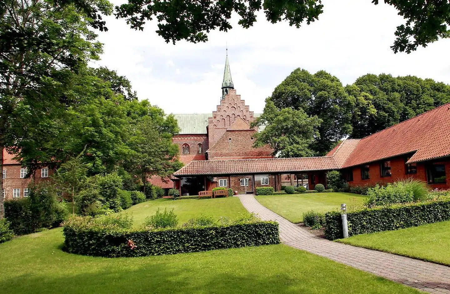 Løgumkloster Refugium var blot et af de mange danske klostre, refugier og kirker, hvor Marie Madeleine Steen forsøgte at bedrage sig til penge.