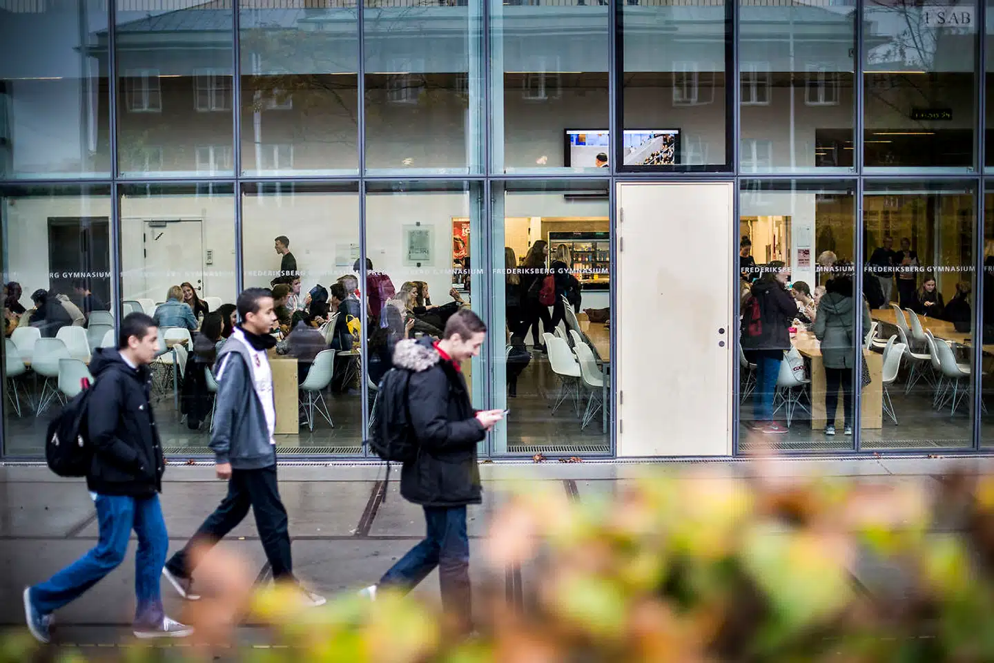 Fra næste år skal kommende gymnasieelever i og omkring de større byer fordeles efter deres forældres indkomst, og det vil især påvirke nordsjællandske og storkøbenhavnske unge. Formålet med de nye regler er at gøre op med den skæve elevsammensætning på en række gymnasier, og Frederiksberg Gymnasium er et af dem. Her har knap fire ud af ti elever ikkevestlig baggrund.