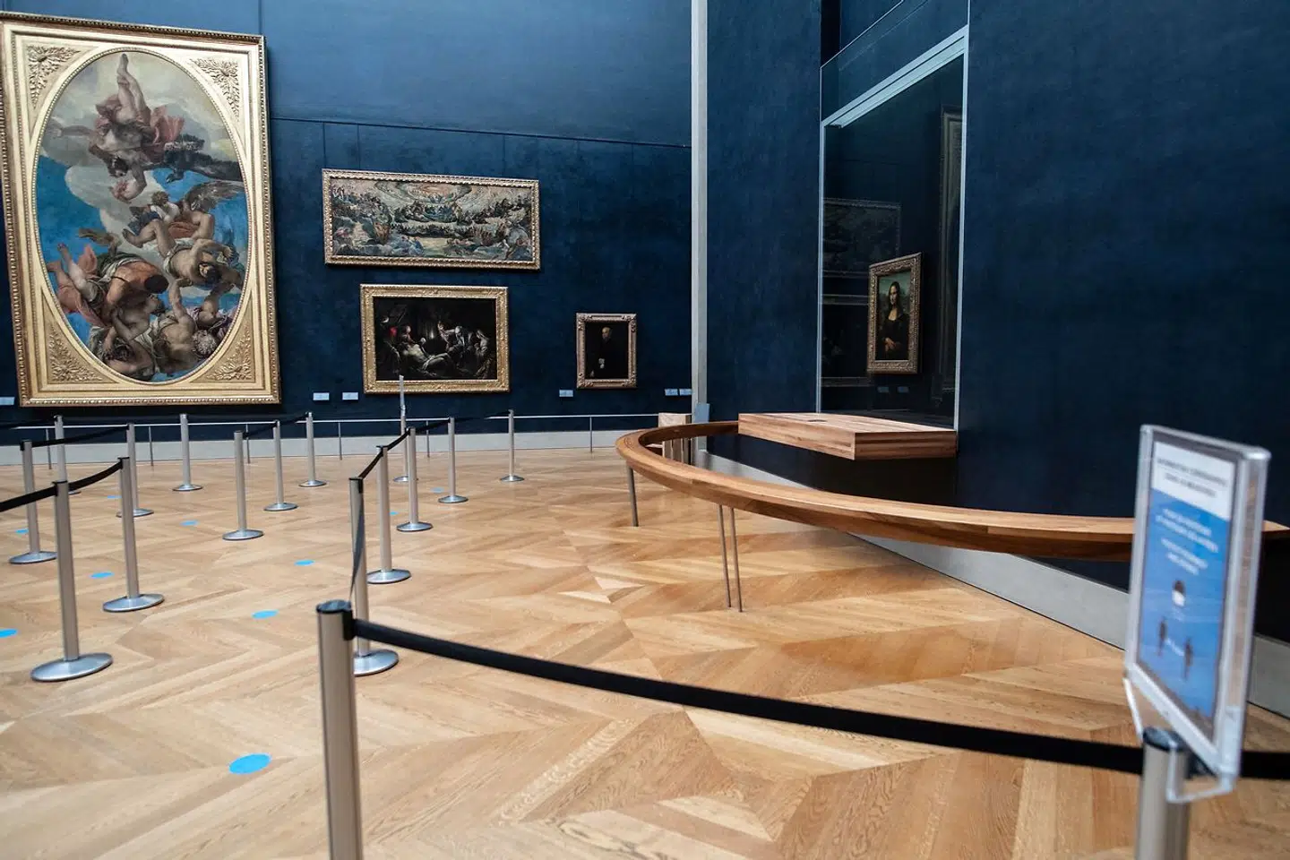 Her kan man tydeligt se, hvordan museet Louvre har beskyttet »Mona Lisa« med panserglas. Millioner af mennesker besøger hvert år museet, og de fleste skal en tur omkring Leonardo da Vincis billede.