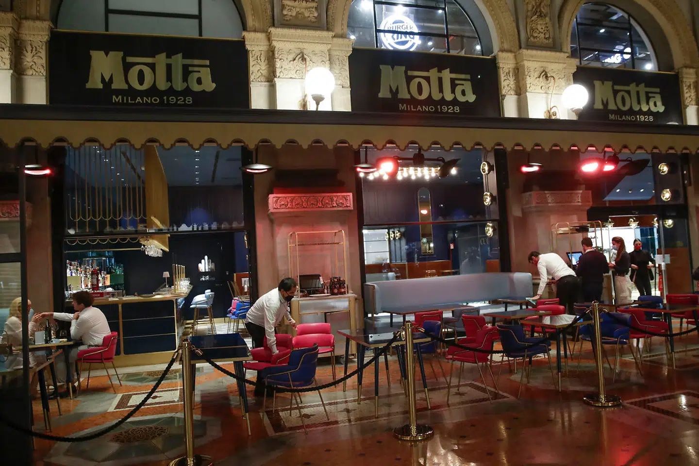 Også i Italien, her Vittorio Emanuele-arkaden i Milano, har hotel- og restaurationsbranchen problemer med at rekruttere tjenere og andre ansatte.