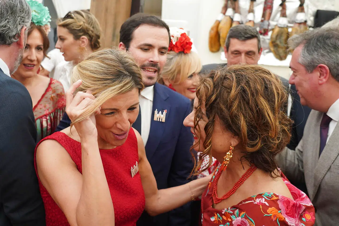 Her hjælper ingen kære mor, fastslår Spaniens arbejdsminister Yolanda Díaz (tv.), der her besøger den berømte byfest i Sevilla. Hvis hotel- og restaurationsbranchen vil hyre folk, må den tilbyde ordentlige arbejdsforhold.