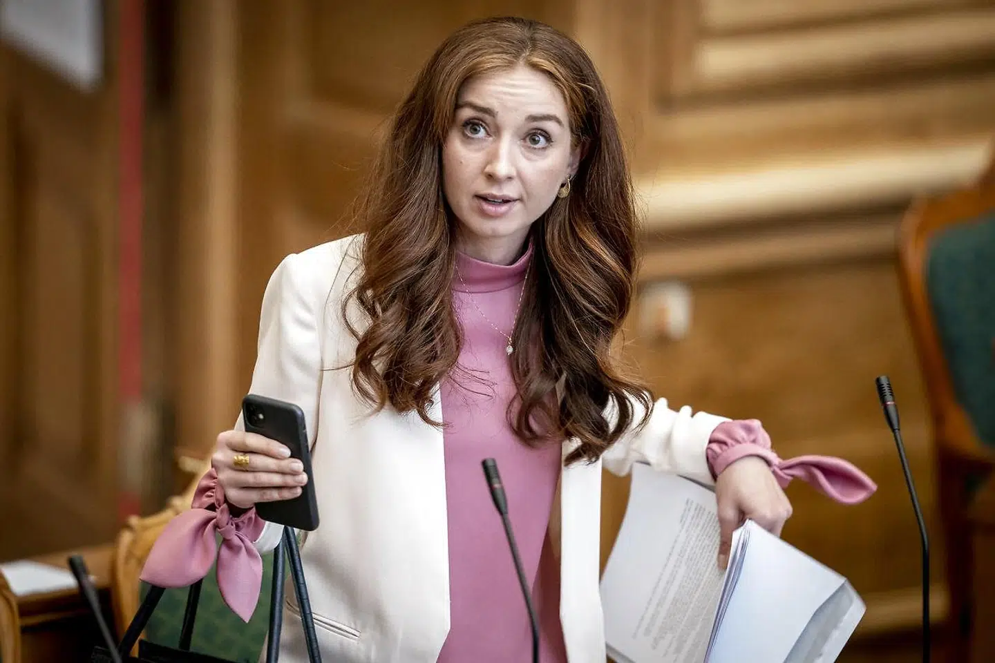 »Dernæst forekommer det mig temmelig hyklerisk, at partierne ikke selv lever op til de kvoter, de forventer af erhvervslivet,« skriver Camilla Søe. Ligestillingsordfører Samira Nawa (R) foreslår sammen med sine kolleger i SF og EL at indføre kvindekvoter i bestyrelser.